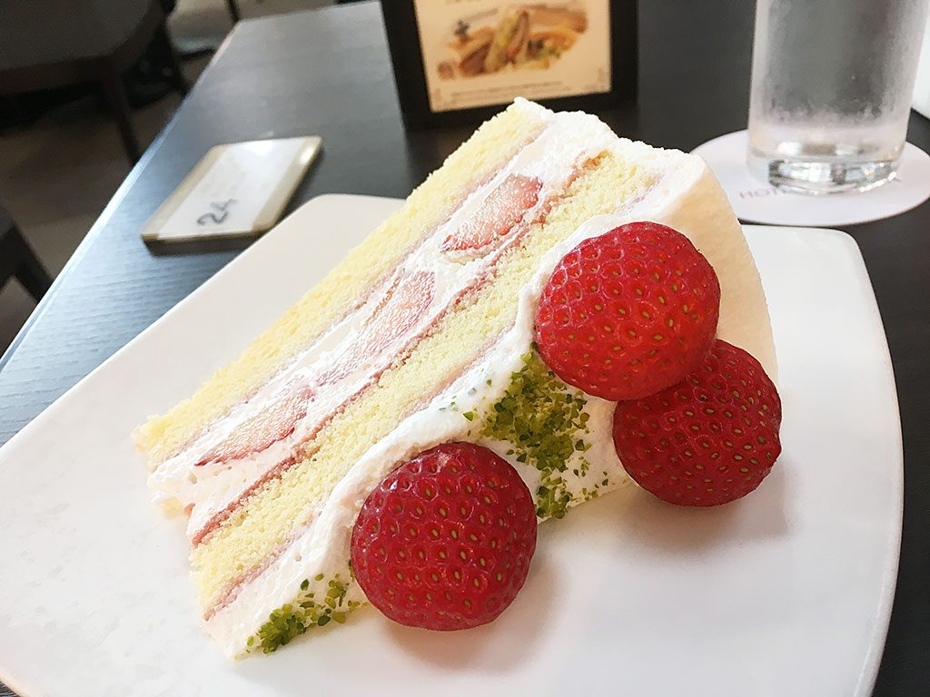 ホテルグランヴィア京都 ラウンジのケーキは大きすぎて横倒しで登場 安藤美紀の おいしいもの探検記