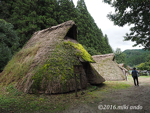 栃木県の古代生活体験村「雨漏り」