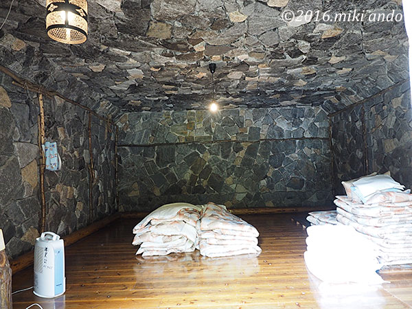 栃木県の古代生活体験村「横穴式住居 室内」
