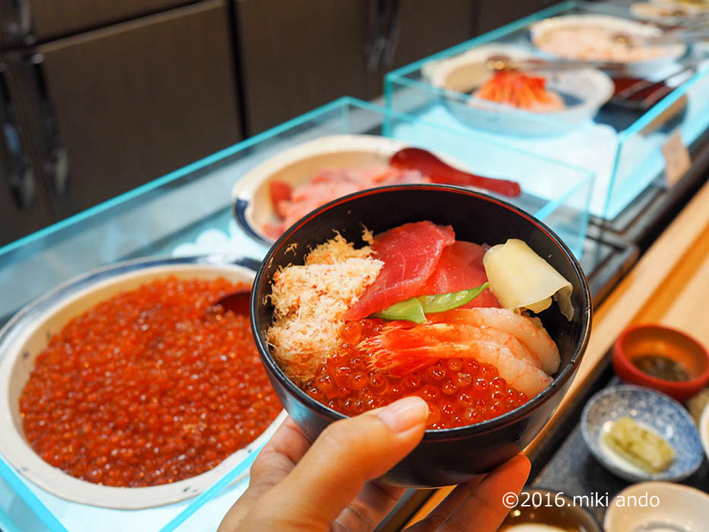 「天然温泉 富山 剱の湯 御宿 野乃」の朝食は海鮮丼食べ放題。